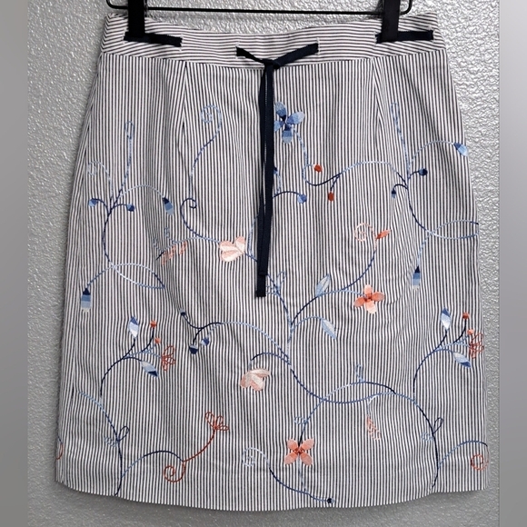 Talbots Pin Stripe Skirt With Embroidered Flowers   Size 8 - Picture 1 of 9